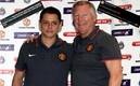 Chicharito y Alex Ferguson tras cerrar su fichaje con Manchester United. FOTO: Mexsport.