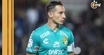 Andrés Guardado es tundido por festejar triunfo de León ante Atlas. FOTO: (ESPECIAL)