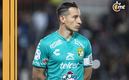 Andrés Guardado es tundido por festejar triunfo de León ante Atlas. FOTO: (ESPECIAL)