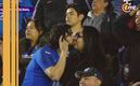 Fan de Cruz Azul besa a otra mujer en el estadio (Captura)