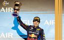Checo Pérez presume su trofeo en Bahréin (EFE)