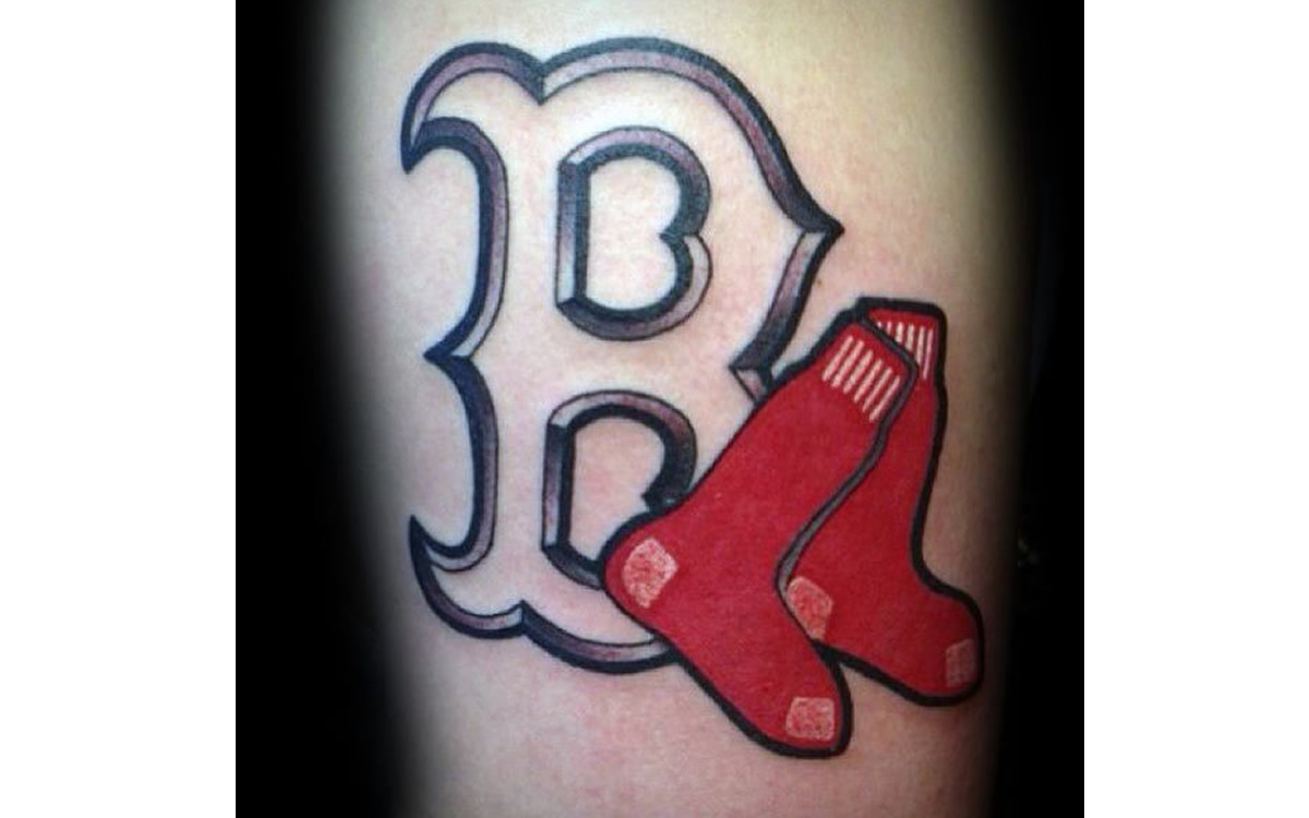La clásica B y las calcetas rojas de los Boston Red Sox