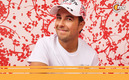 Checo Pérez modela la nueva gorra para Japón. (Foto: Red Bul)