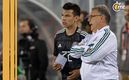 Chucky Lozano platica con Tata Martino (Mexsport)