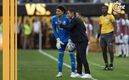 Lozano platica con Ochoa en un partido (Imago7)