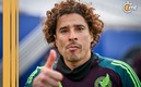 Guillermo Ochoa reacciona a sus atajadas (Foto: Imago7)