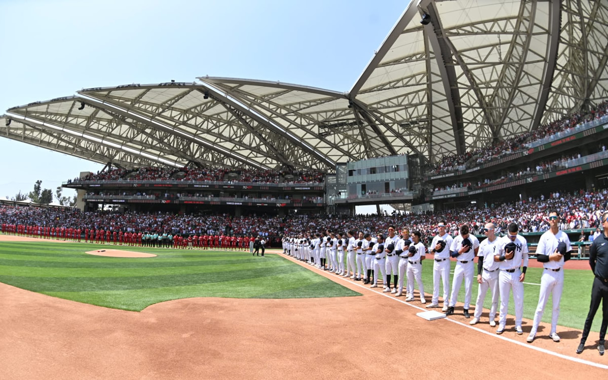 Yankees y Diablos Rojos en la ceremonia previa al Juego 1