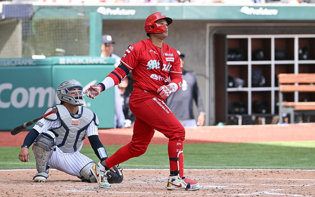 Robinson Canó observa el vuelo de su batazo... que se convirtió en home run