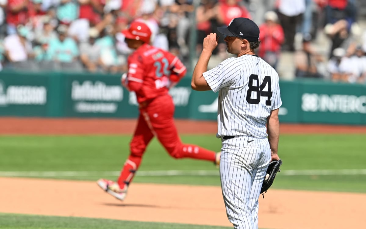 Robinson Canó en el recorrido de bases tras su cuadrangular