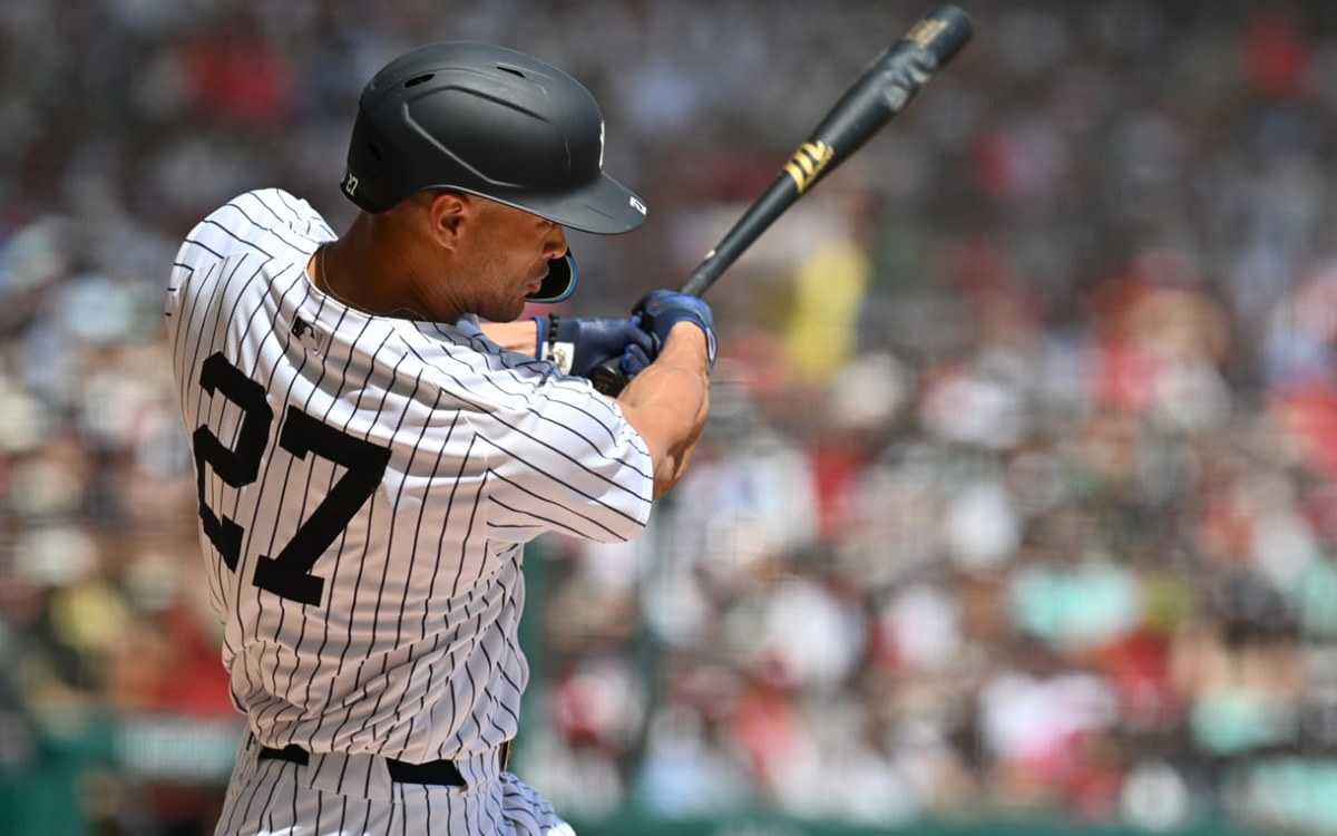 Giancarlo Stanton al momento de dar una gran línea al jardín central...