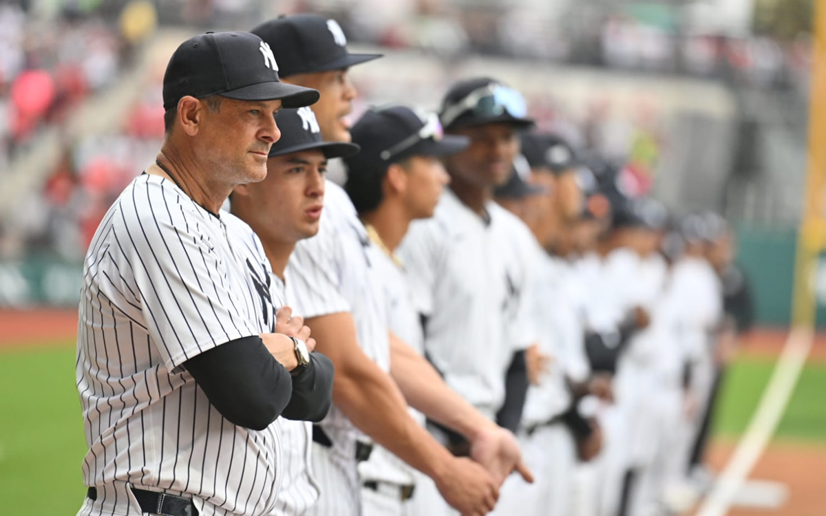 El manager de Yankees, Aaron Boone, previo a la ceremonia del Juego 2