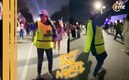 Vendedora de cerveza se volvió viral por forma de bailar (TW @ABCNoticiasMX)