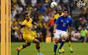 Orozco disputando la pelota con Aldrete en la Final del CL13. (Mexsport)
