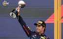Checo Pérez presume su trofeo en GP de Japón (Reuters)