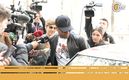 Dani Alves sube a un auto entre fotógrafos y periodistas (EFE)