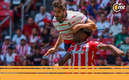 Pollo Briseño ante Athletic en el Akron. (Foto: Mexsport)