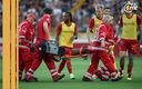 El cuerpo médico sacando del terreno de juego a Ndicka. (Reuters)