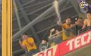 Fan de Tigres arroja su orina en el Estadio BBVA (Captura)