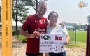 Chicharito recibió la visita de aficionada muy especial (Twitter @Chivas)