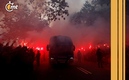 Aficionados del Barcelona lanzaron objetos al camión de su equipo (Reuters)