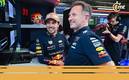 Horner y Checo Pérez, durante una plática (AFP)