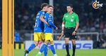 Brian Rodríguez es retirado del campo por Lichnovsky (Imago7)