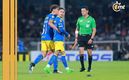 Brian Rodríguez es retirado del campo por Lichnovsky (Imago7)