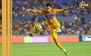 Diego Lainez disputa el balón (Imago7)