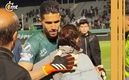 Hosseini abraza a una admiradora (Captura)