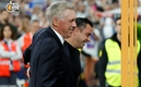 Carlo Ancelotti y Xavi durante El Clásico (EFE)