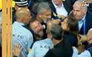 Matías Almeyda toma del cuello a su rival (Captura)