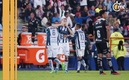 Oussama Idrissi acompañado por Nelson Deossa y Erick Sánchez a su salida de la cancha (Imago 7)
