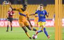 Batalla por el balón en un Tigres vs. América (Imago7)