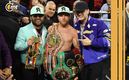 Canelo Álvarez presume sus cinturones de campeón mundial (AFP)