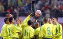 Zagallo es ovacionado por jugadores de Brasil (AFP)