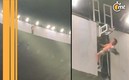 Un aficionado subió a lo más alto del Azteca.