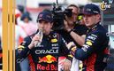 Checo Pérez platica con Max Verstappen (Reuters)