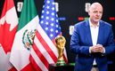 Gianni Infantino con el trofeo del Mundial (FIFA)
