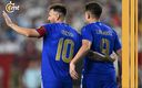Messi celebrando su doblete con Julián Álvarez. (AFP)