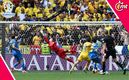 Andriy Lunin se lanza por el inalcanzable balón de Nicolau Stanciu (Reuters)
