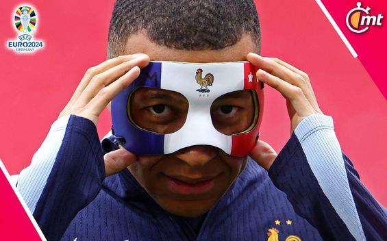 Kylian Mbappé con su nueva máscara por fractura en la nariz (Reuters)