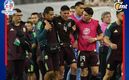 Edson Álvarez es auxiliado para salir del juego (AFP)