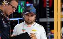Checo Pérez observa datos con su ingeniero Hugh Bird (Reuters)