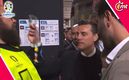 Vincenzo Montella mostrando su acreditación previo al juego ante Portugal (Especial)