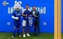 Montaño durante su presentación como nuevo 10 de Cruz Azul. (Cortesía)