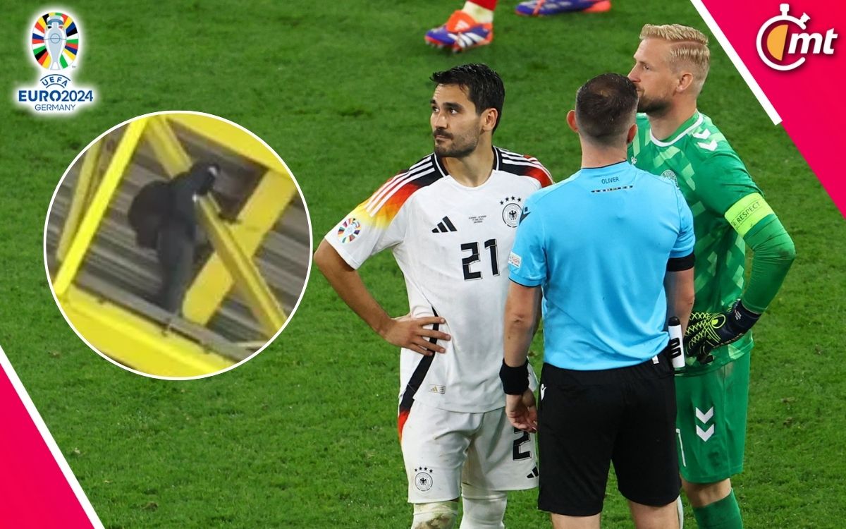 Gündogan y Schmeichel viendo hacia el techo antes de que iniciara la segunda parte. (Reuters)