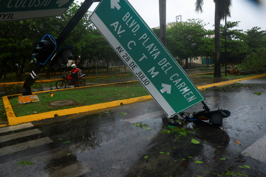 Estragos de Beryl en Playa del Carmen (Reuters).