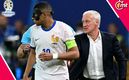 Mbappé platica con Deschamps en la Eurocopa (AFP)