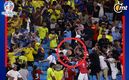 Jugadores de Uruguay suben a la tribuna y se agarran a golpes con aficionados de Colombia. (Foto: AFP)