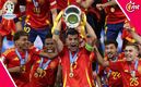 Morata levanta el trofeo de la Eurocopa (EFE)